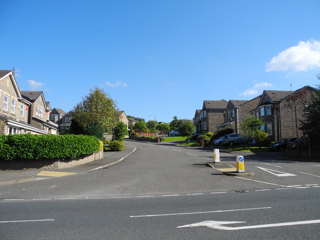 File:Tavern Road, Hadfield - geograph.org.uk - 3719579.jpg