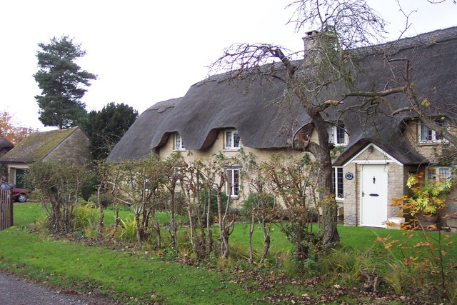 File:Thatched cottages at Sarsden - geograph.org.uk - 280102.jpg