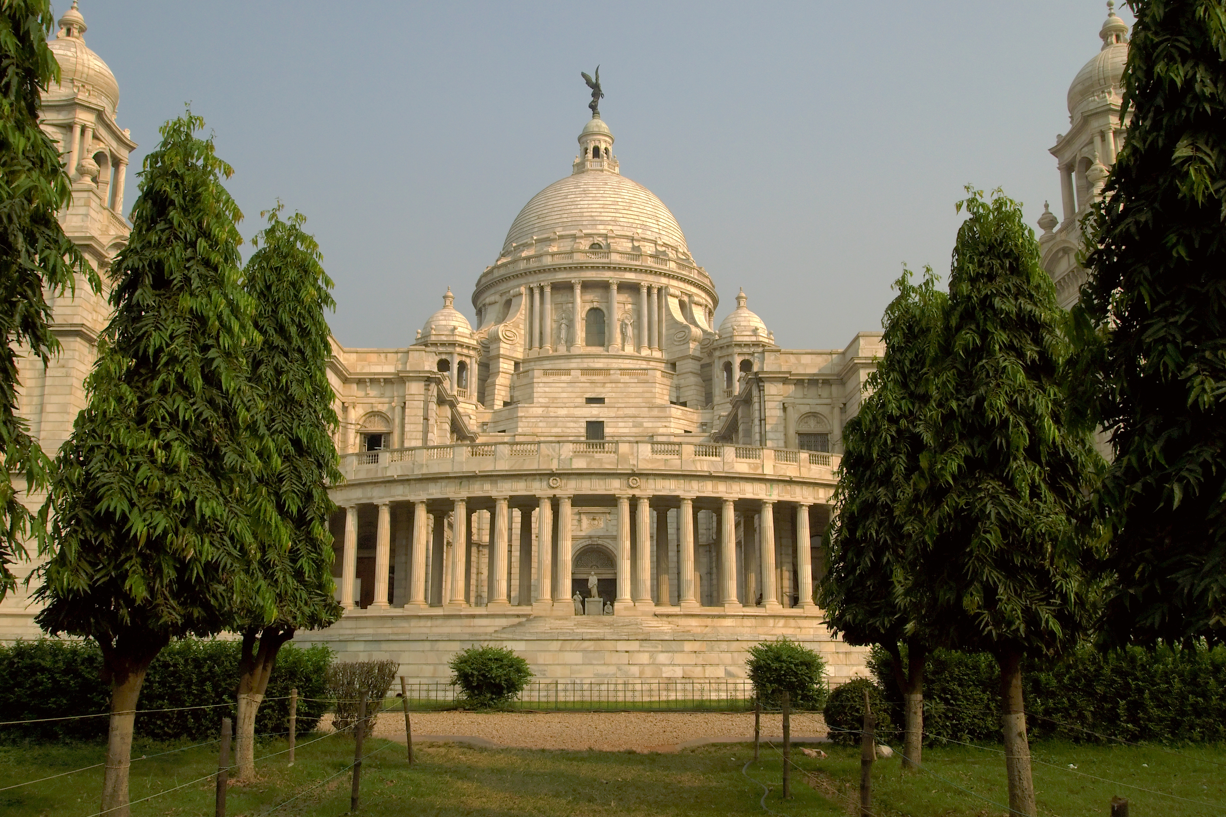 Victoria Memorial and Trees, Calcutta, India.jpg