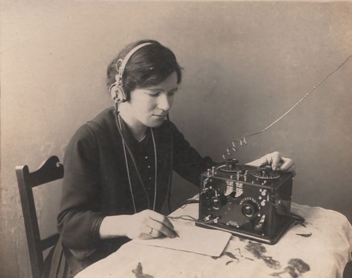 File:Violet McKenzie with wireless.png