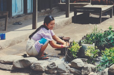 File:Vrouw uit Nepal die de afwas doet.jpg