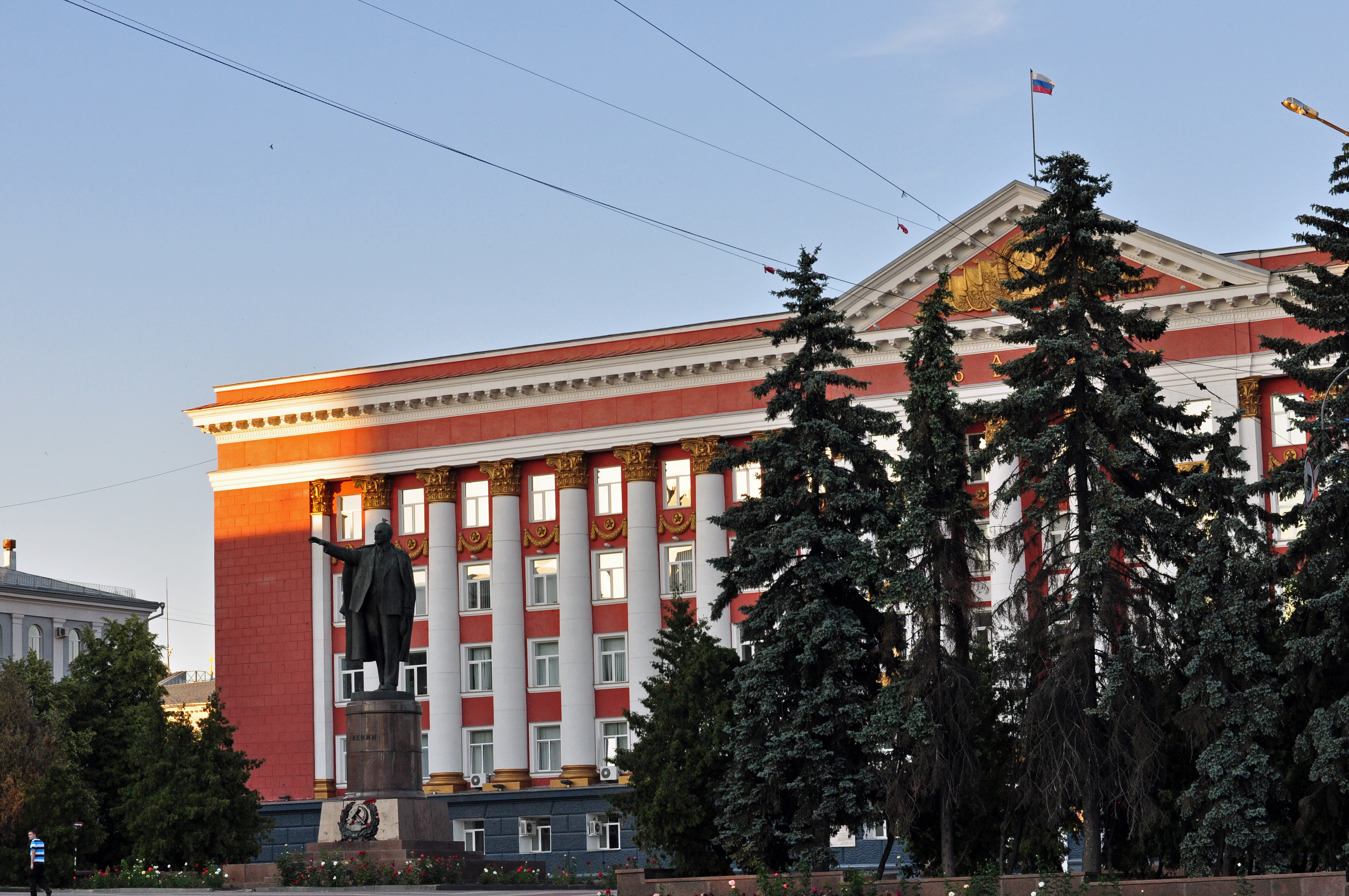 Библиотека курск ленина. Памятник Ленину (Курск, красная площадь). Красная площадь 1 Курск. Памятник на красной площади Курск. Владимир Ильич памятник.