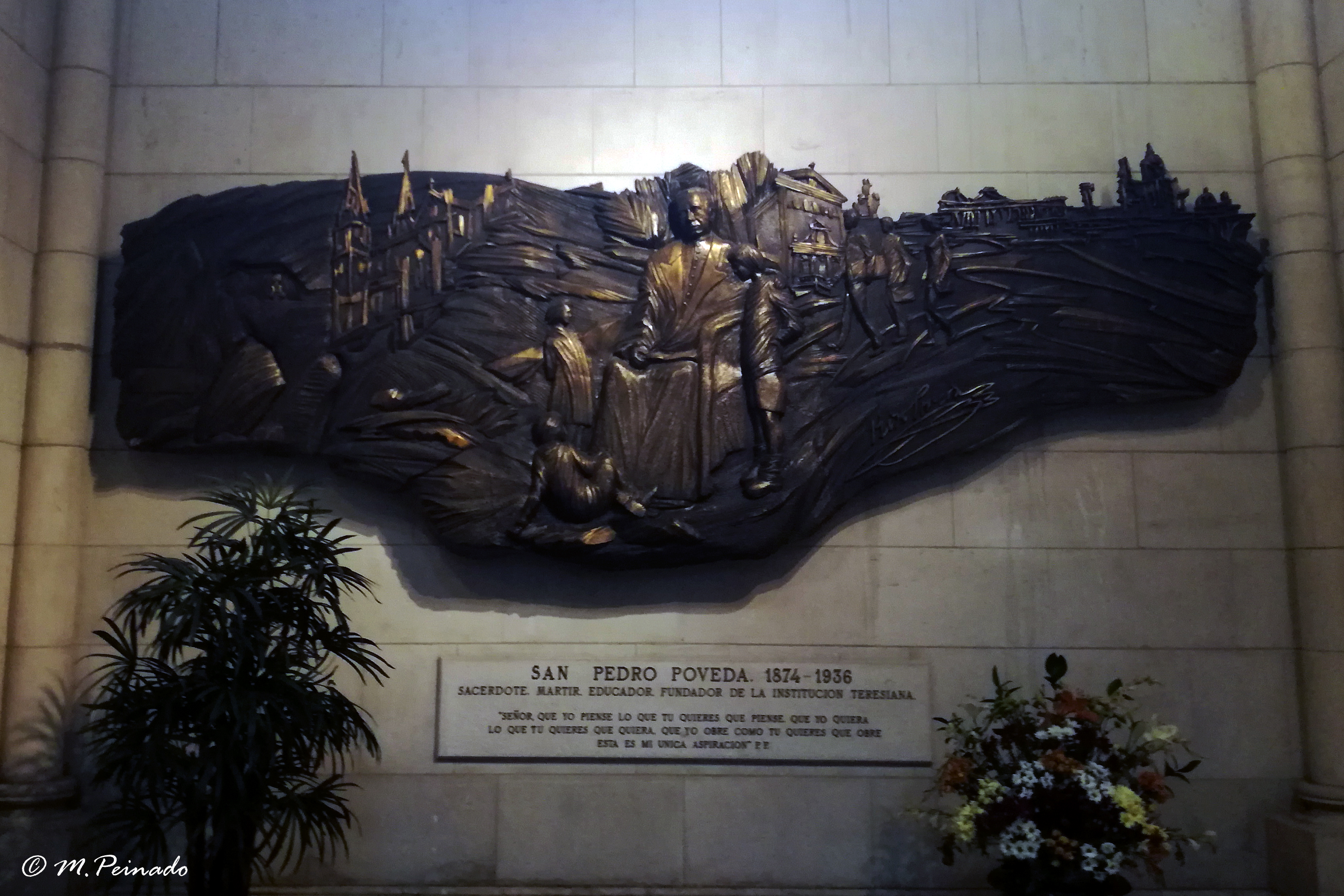 Relieve en bronce en la capilla de San Pedro Poveda en la [[Catedral de la Almudena