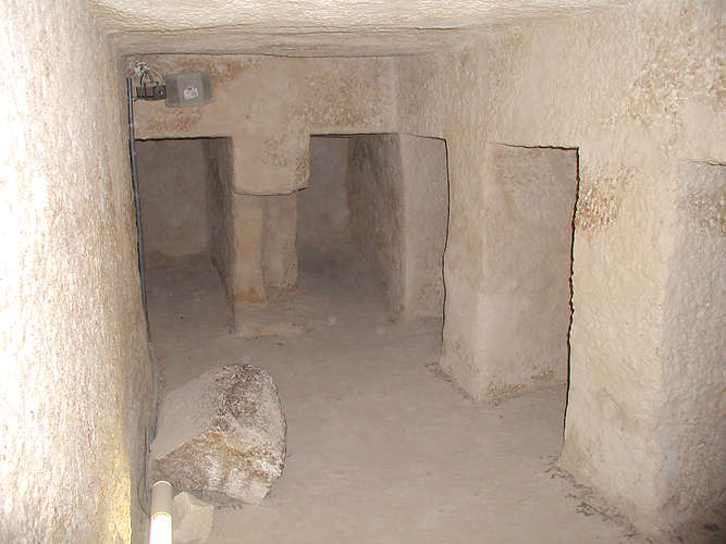 File:15 menkaure chamber with five niches.jpg