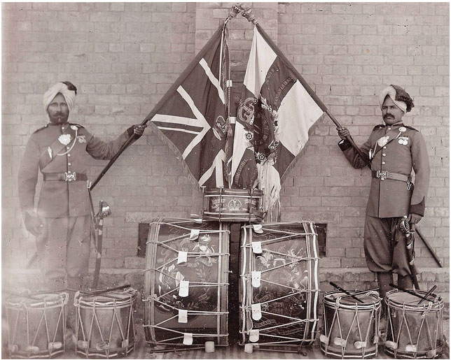 Plik:52nd Sikh-Regiment soldiers with Flag.jpg