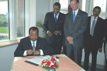 File:Biya signs guest book.JPG