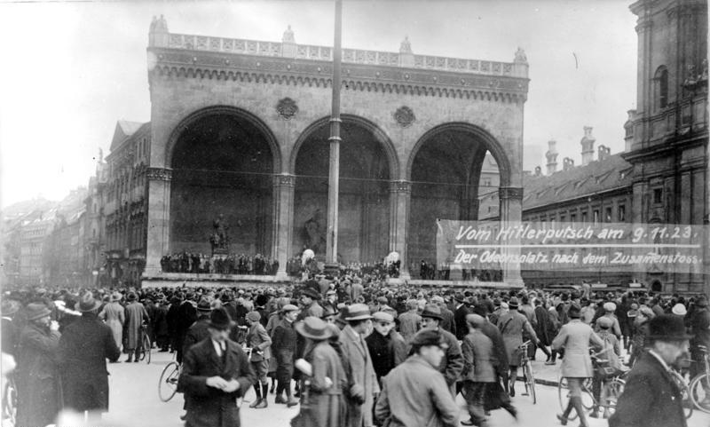 File:Bundesarchiv Bild 119-1426, Hitler-Putsch, München, Odeonsplatz.jpg