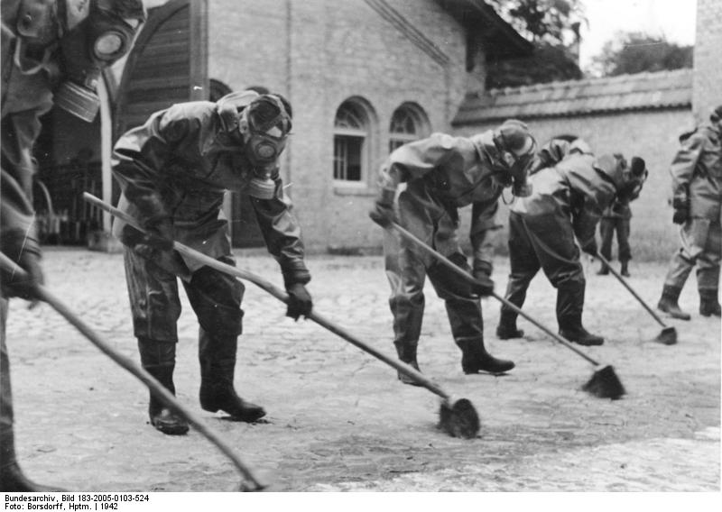 File:Bundesarchiv Bild 183-2005-0103-524, Luftschutz in der Wehrmacht, Entgiftung.jpg