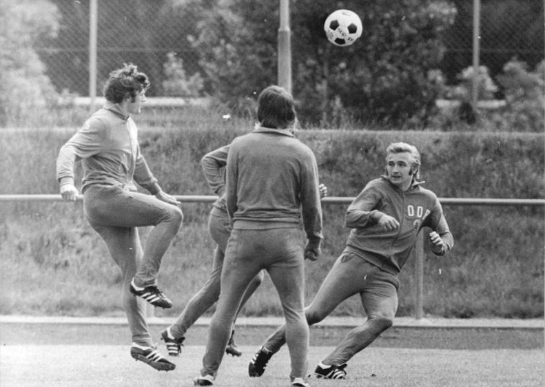 File Bundesarchiv Bild 183 N0621 0029 Fussball Wm Nationalmannschaft Ddr Training Jpg Wikimedia Commons