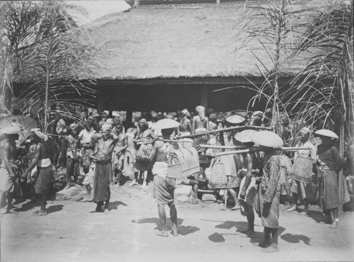 File:COLLECTIE TROPENMUSEUM Mannen tijdens hanengevechten op Bali TMnr 60049062.jpg