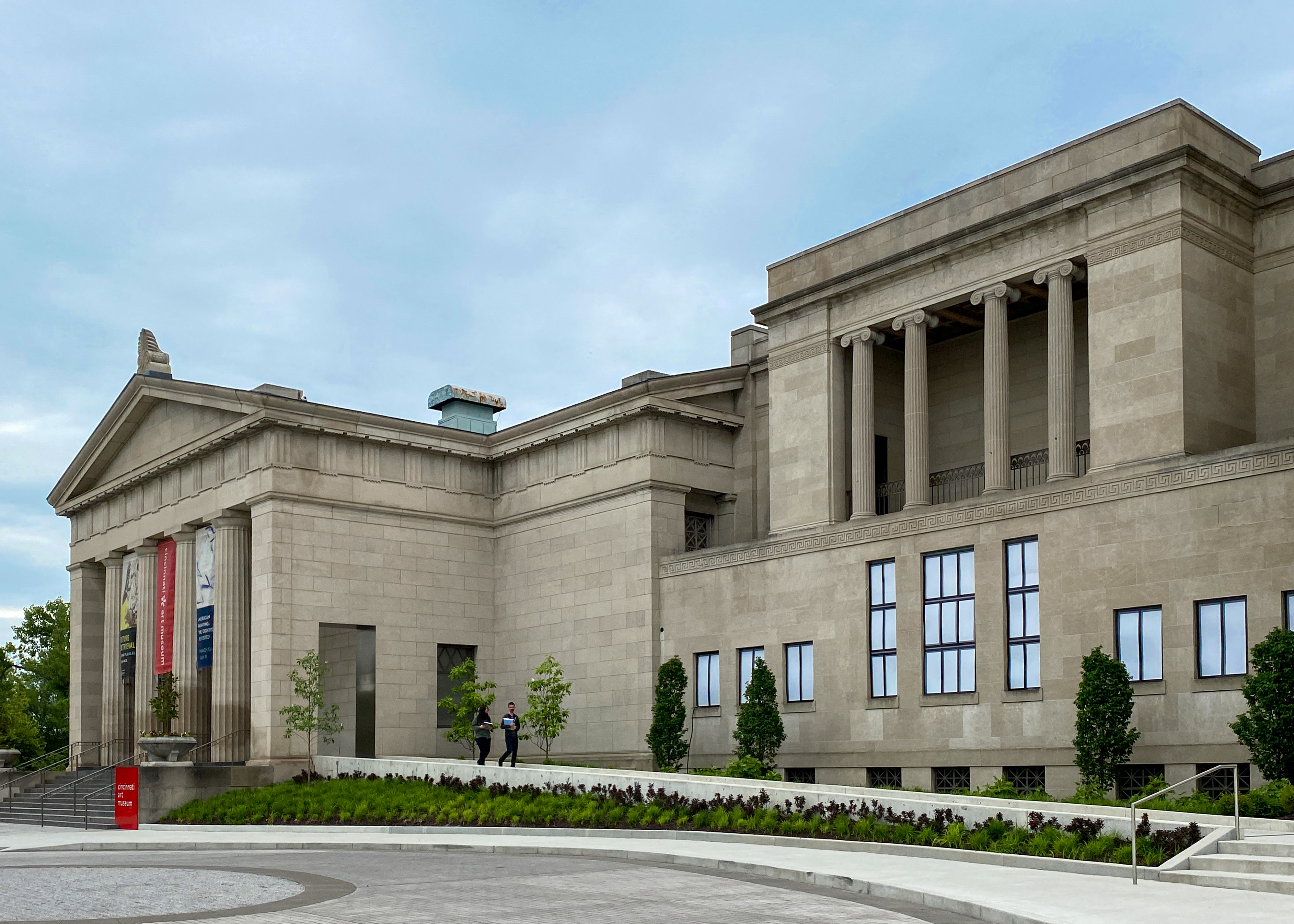 The Cincinnati Art Museum, located on the west side of [[Eden Park (Cincinnati)|Eden Park]]