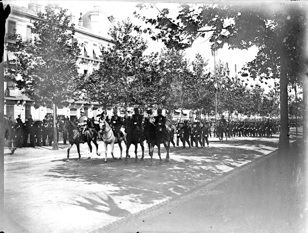 File:Défilé militaire du 14 juillet 1901 (5573228133).jpg