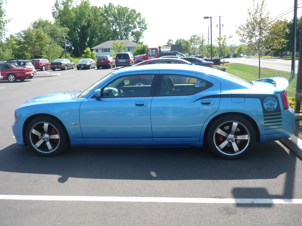 File:Dodge Charger SRT-8 