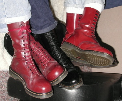 Rote und schwarze Stiefel der Marke