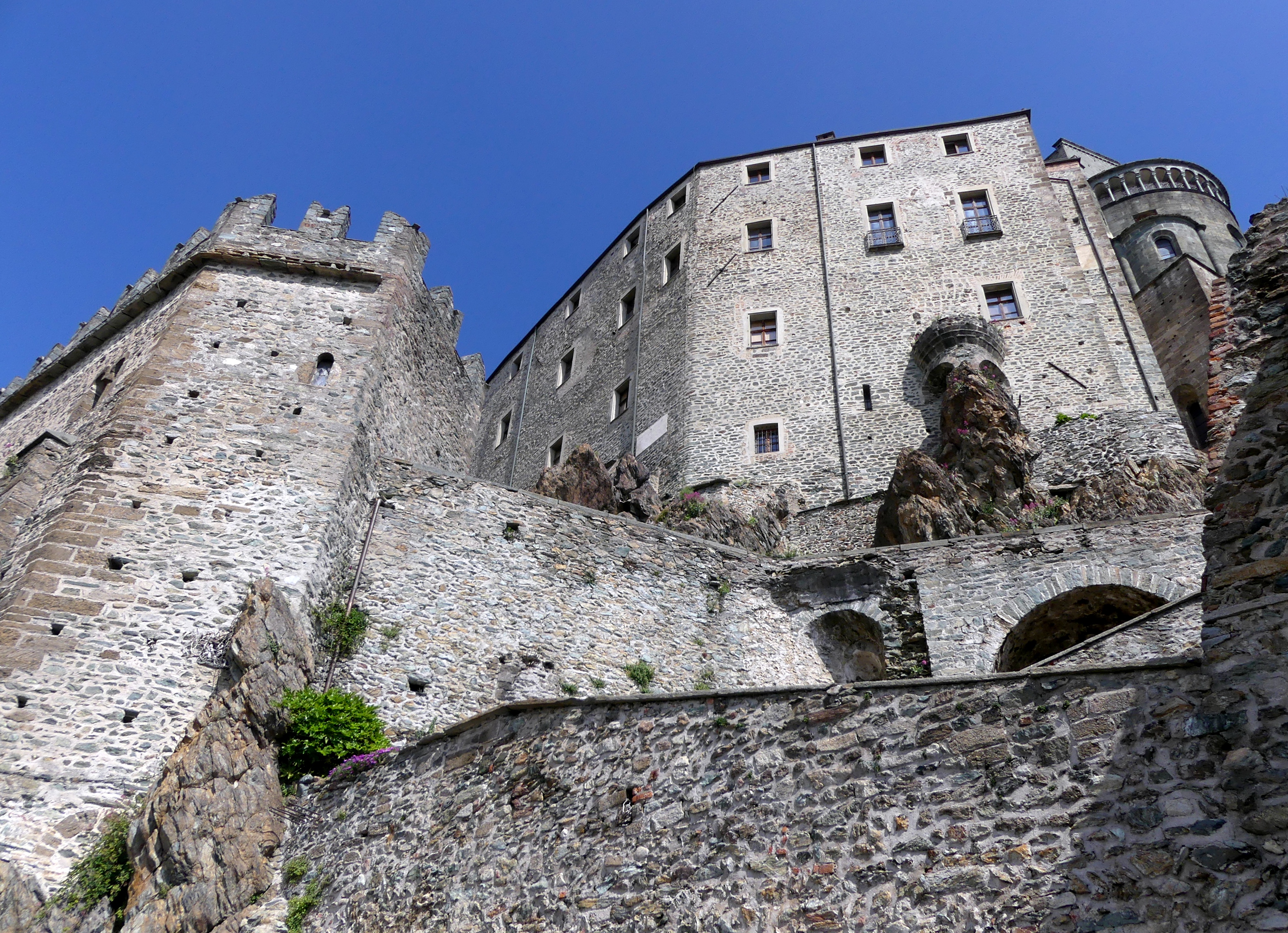 File:Façade Sacra di San Michele depuis escalier d'accès (juin