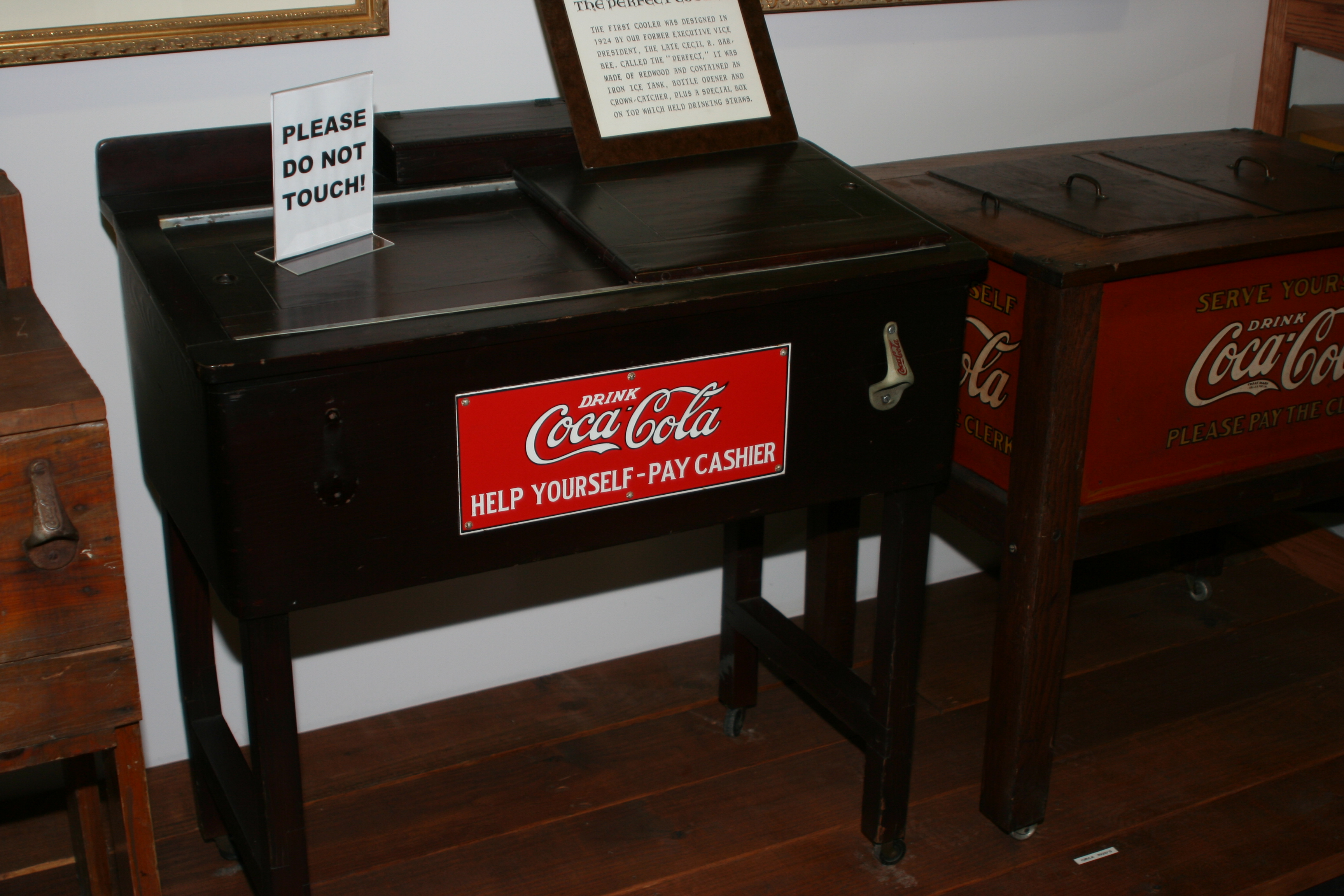 File First Coca Cola Cooler Jpg Wikimedia Commons