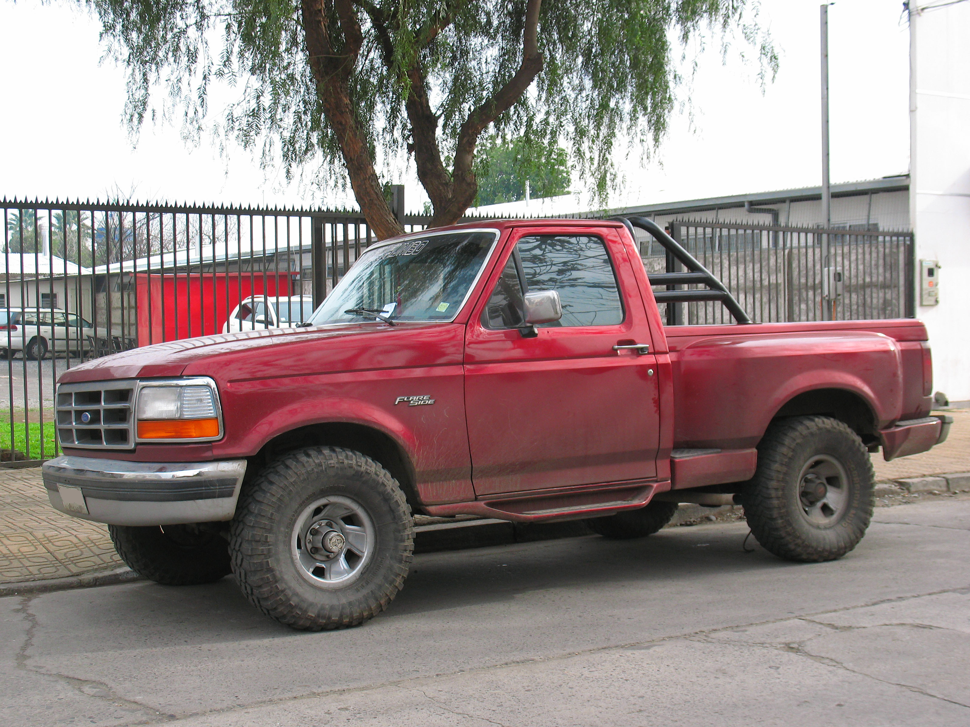 File:Ford F-150 XL Flare Side 4x4 1992 (16247835503).jpg - Wikimedia Commons