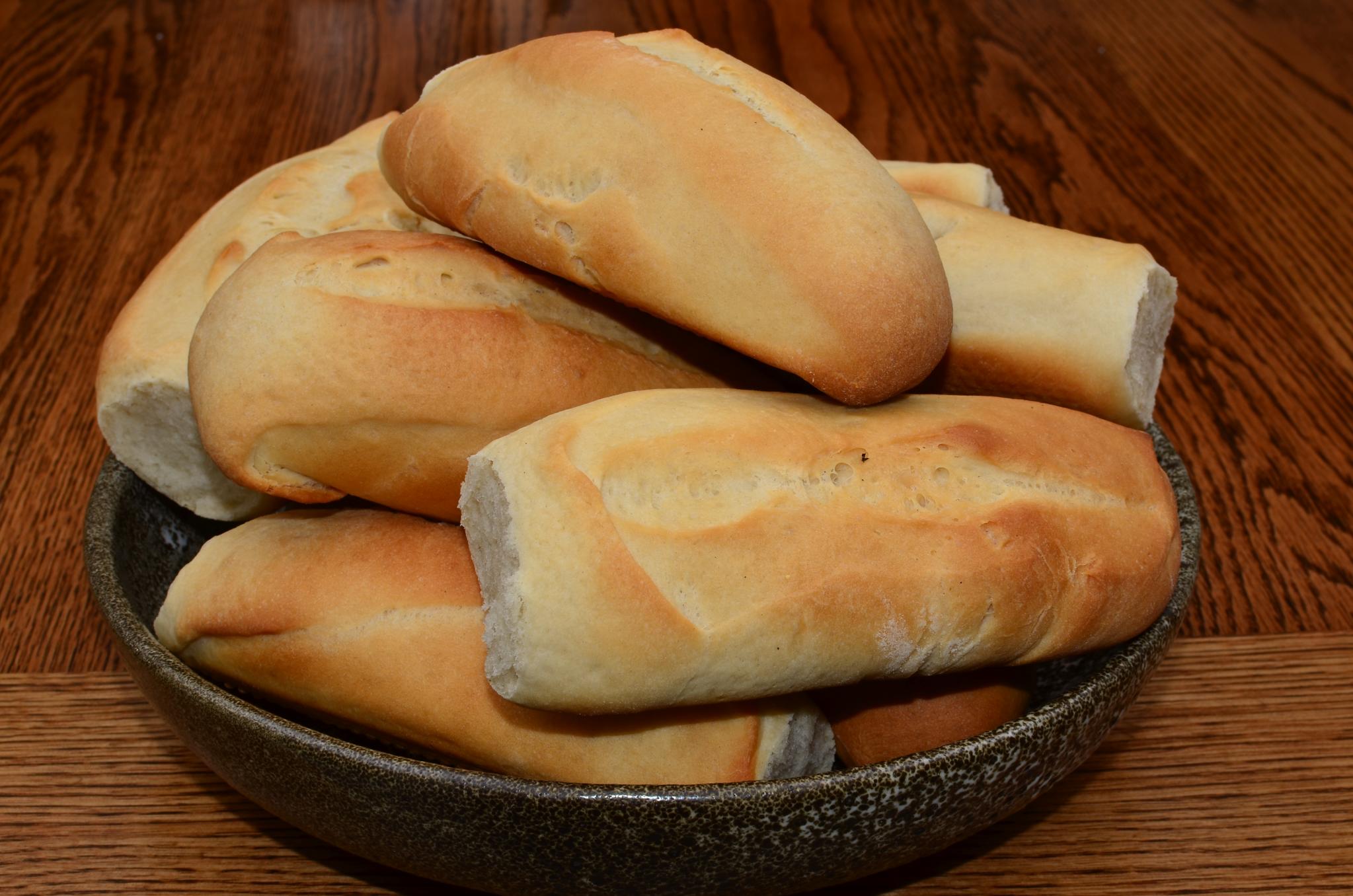 https://upload.wikimedia.org/wikipedia/commons/8/89/Fresh_hoagie_rolls_%286189590468%29.jpg