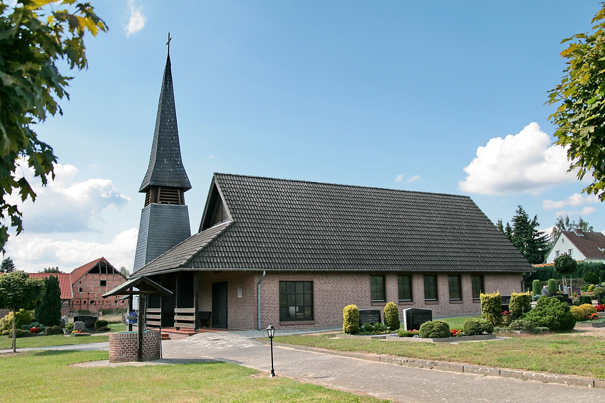 https://upload.wikimedia.org/wikipedia/commons/8/89/Friedhofskapelle_Oslo%C3%9F_(Gifhorn)_IMG_2814.jpg