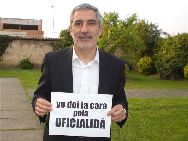 File:Gaspar Llamazares apoyando la oficialidad del asturiano.jpg