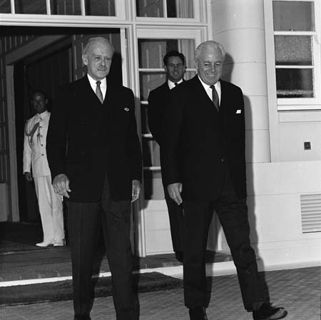 File:Harold Holt Swearing In.jpg