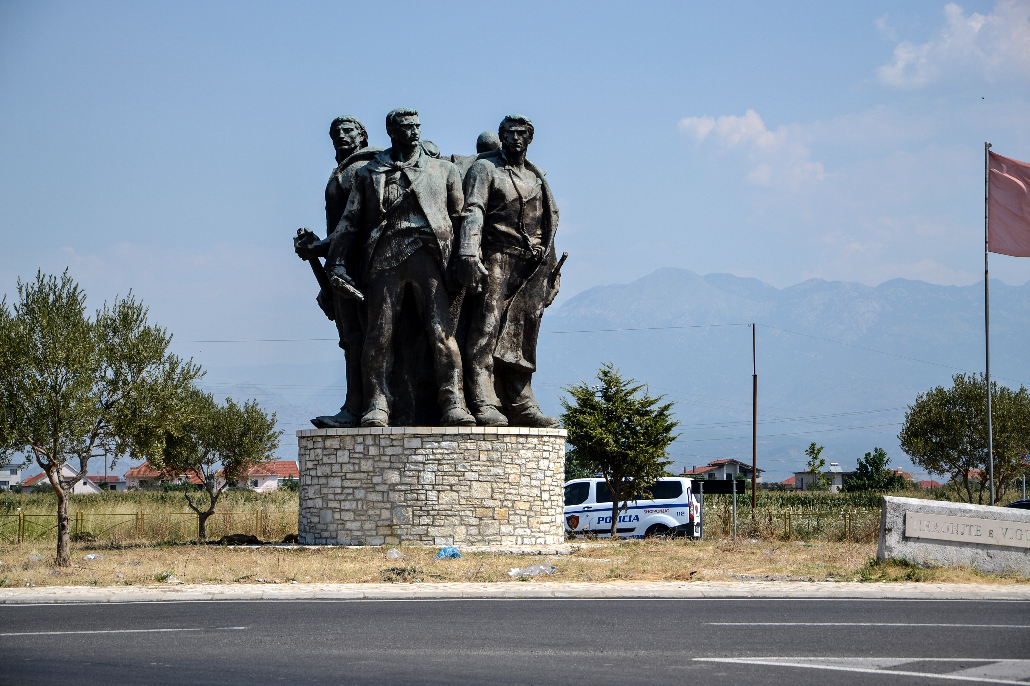 Пятеро партизан. Памятник Партизану в Тиране Албания. Албания памятники освобождения.