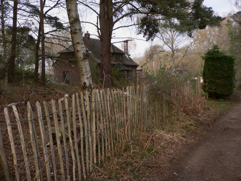 File:House by bridleway near Borough Farm - geograph.org.uk - 1802632.jpg