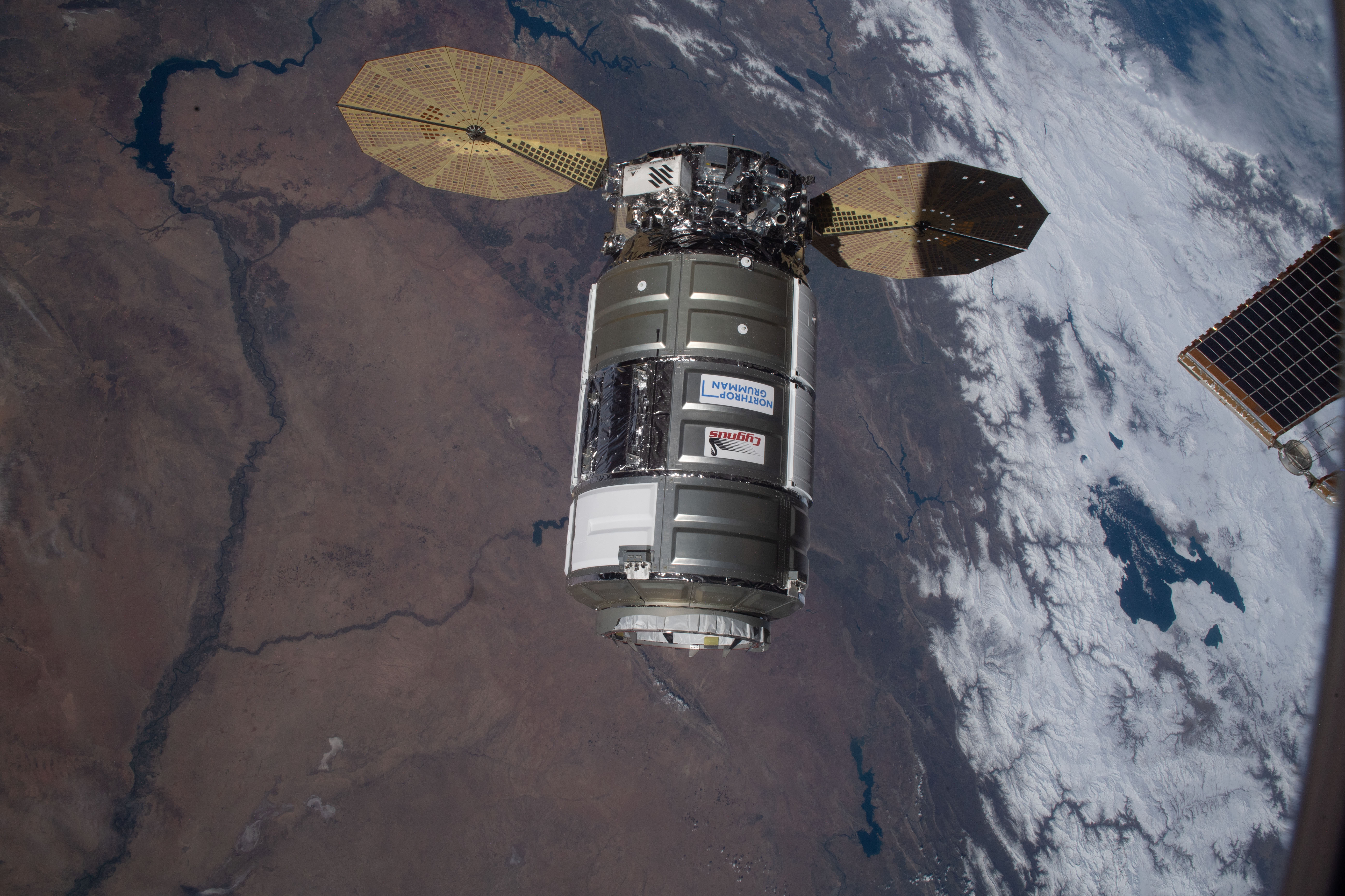 File:ISS-64 The Cygnus space freighter approaches the space