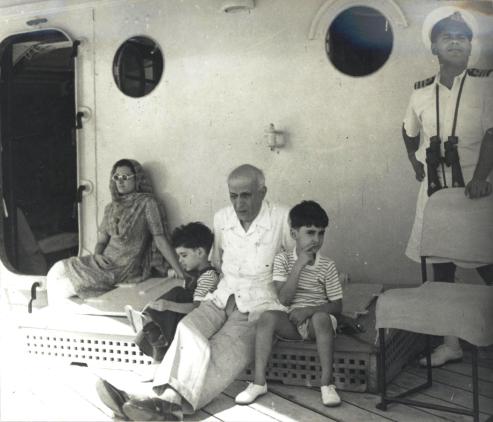 File:Jawaharlal Nehru with Indira, Rajiv and Sanjay Gandhi (02).jpg