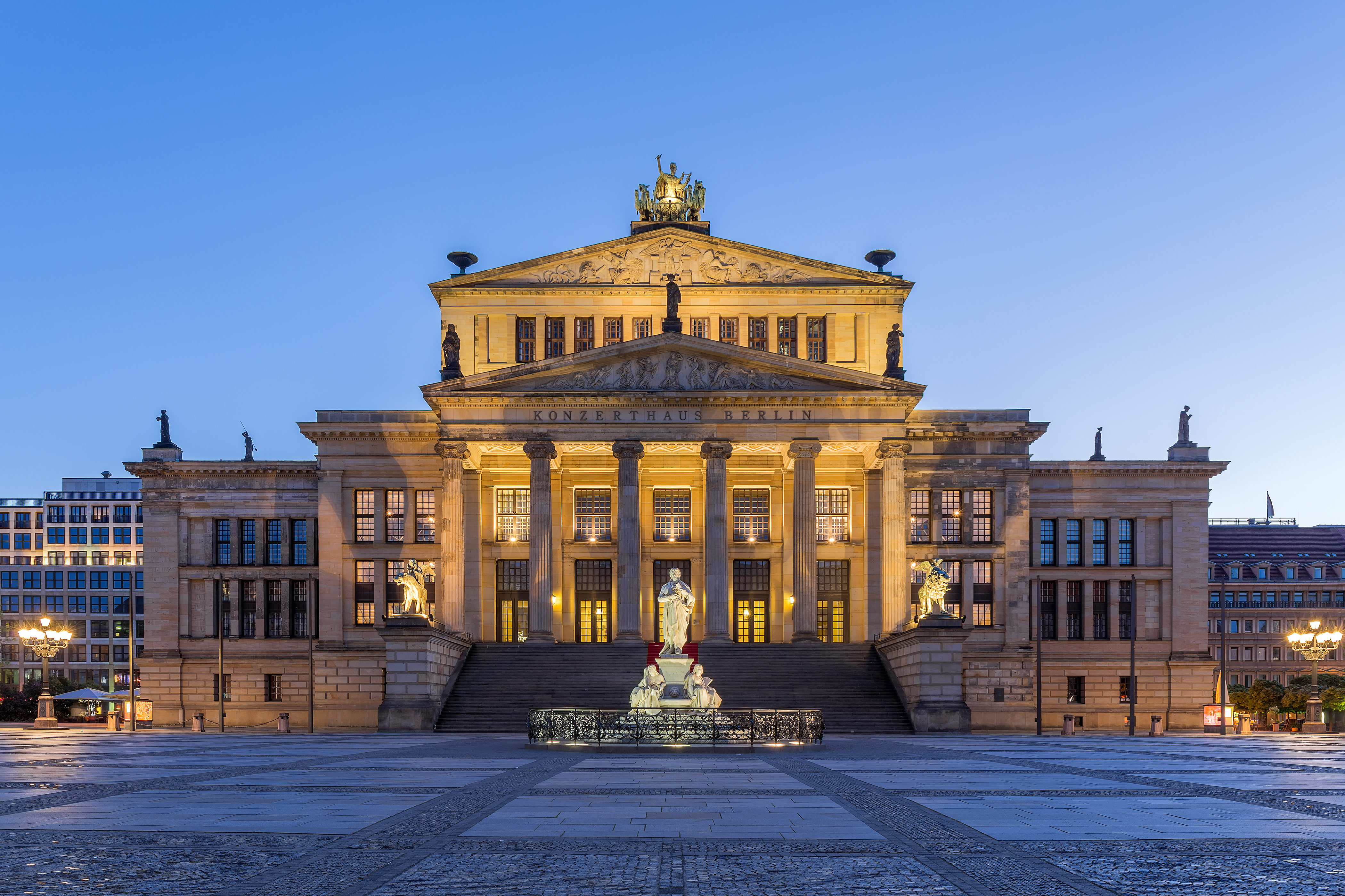 File:Konzerthaus, Gendarmenmarkt, Berlin (Blaue Stunde).jpg - Wikizionario