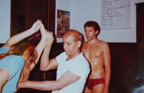 File:Larry Schultz with Pattabhi Jois.jpg