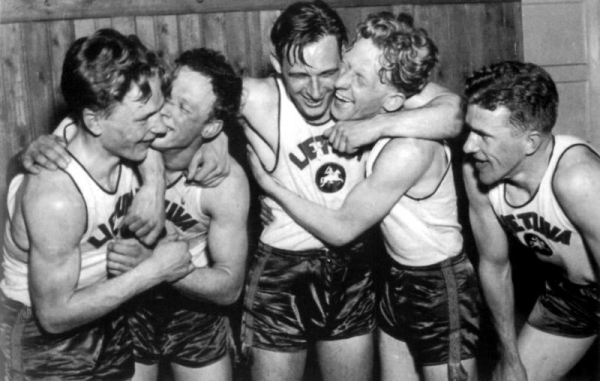 File:Lithuanians after defeating Italy in EuroBasket 1937.jpg