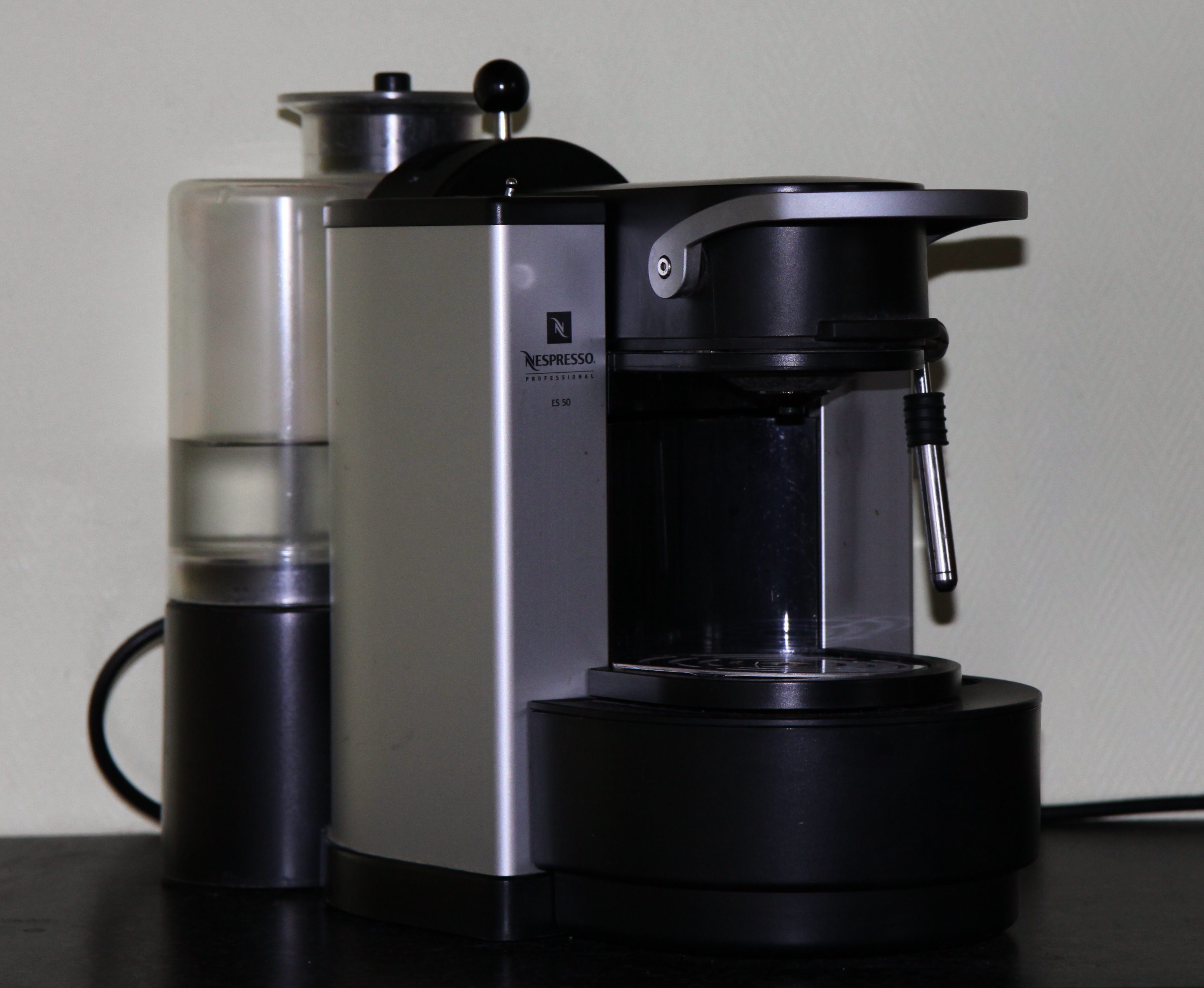 File:Machine Nespresso professionnelle -6.JPG - Wikimedia Commons