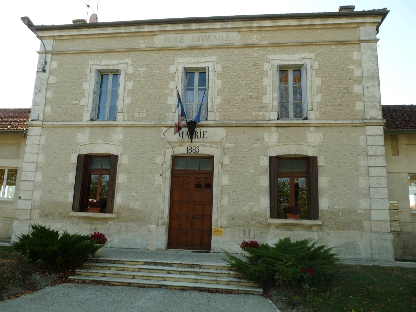 Montignac-le-coq mairie