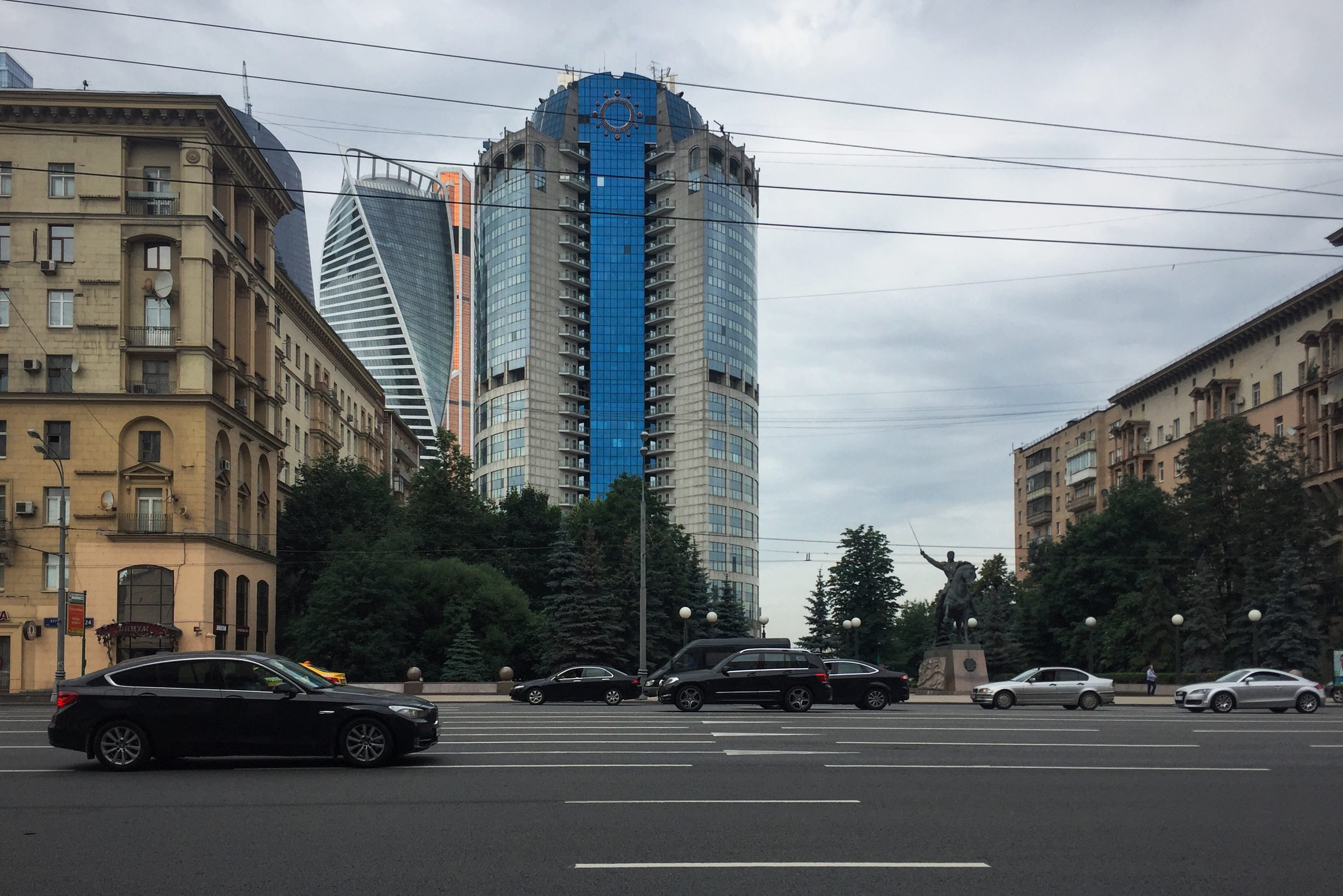 Проспект багратиона. Кутузовский 31 башня 2000. «Kutuzovsky Tower-a Business Center» Москва. Альфа банк на Кутузовском проспекте башня 2000. Дорогомилово Кутузовский проспект 32 башня б.