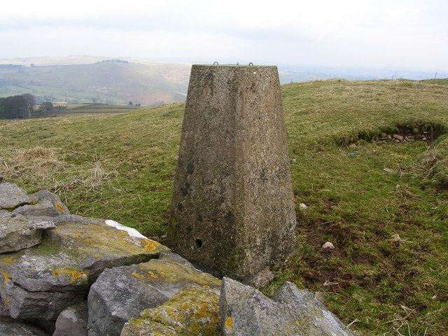 Musden Low Triangulation Pillar - geograph.org.uk - 135648