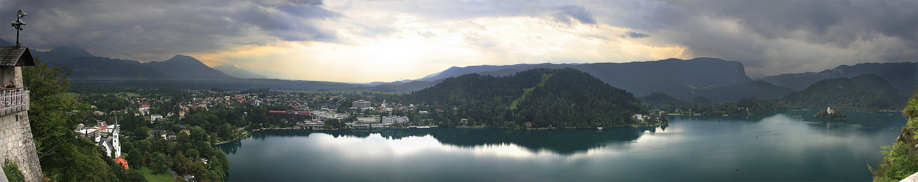 https://upload.wikimedia.org/wikipedia/commons/8/89/Panoramic_of_Bled.jpg