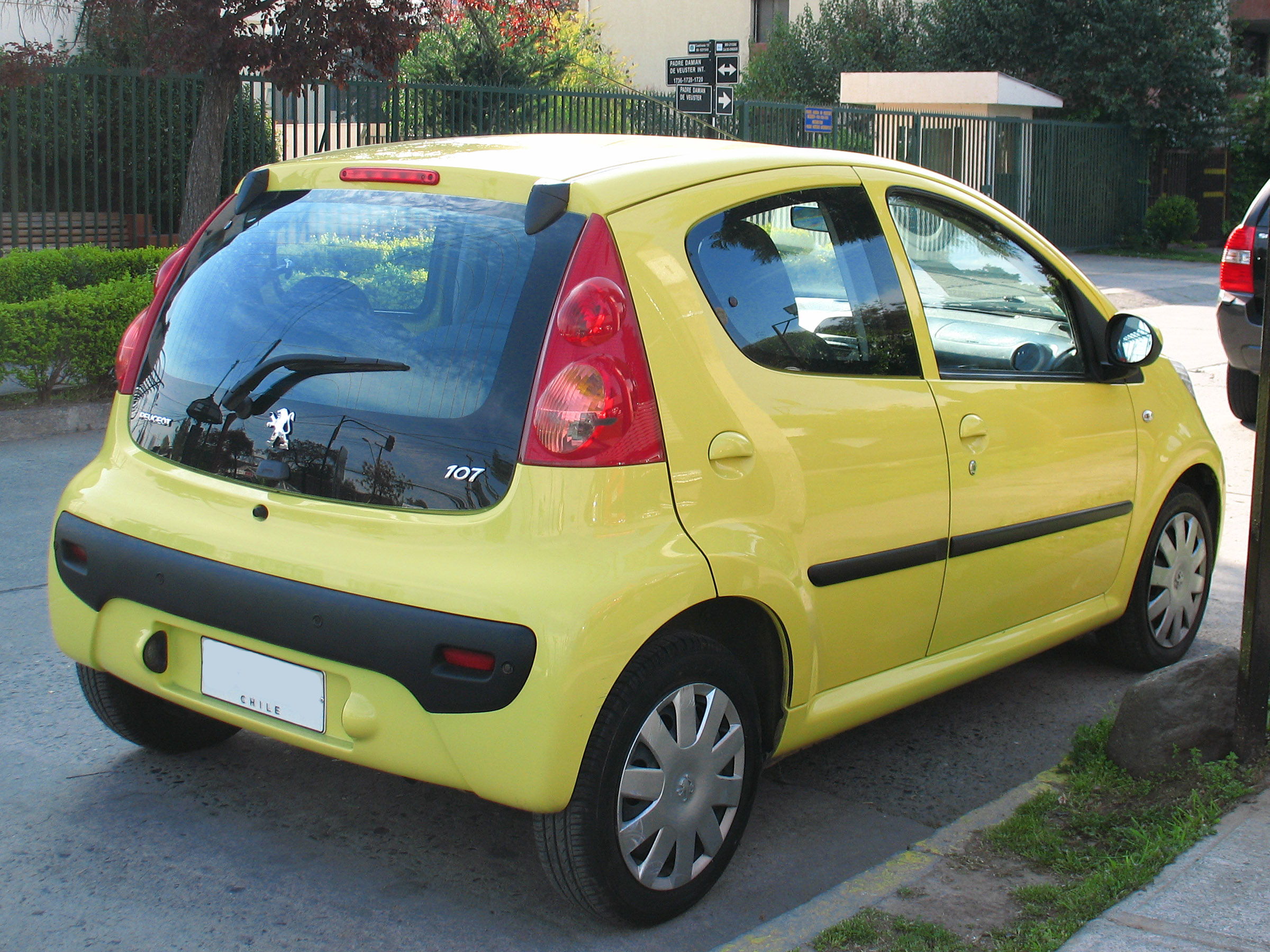 File:Peugeot 107 1.0 Urban 2009 (11410830305).jpg - Wikimedia Commons
