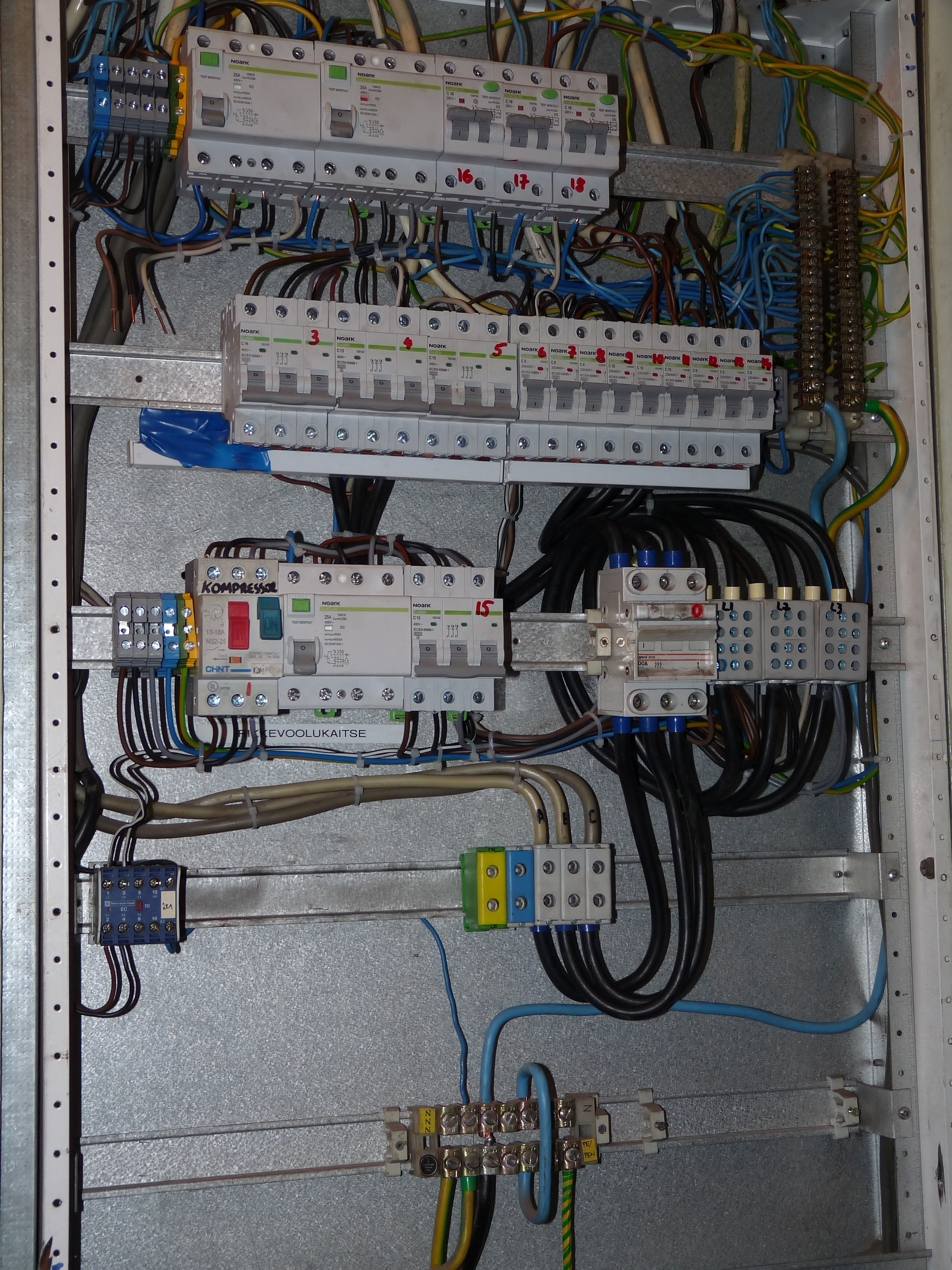 File:Plasti 16 - new fuse box.JPG - Wikimedia Commons