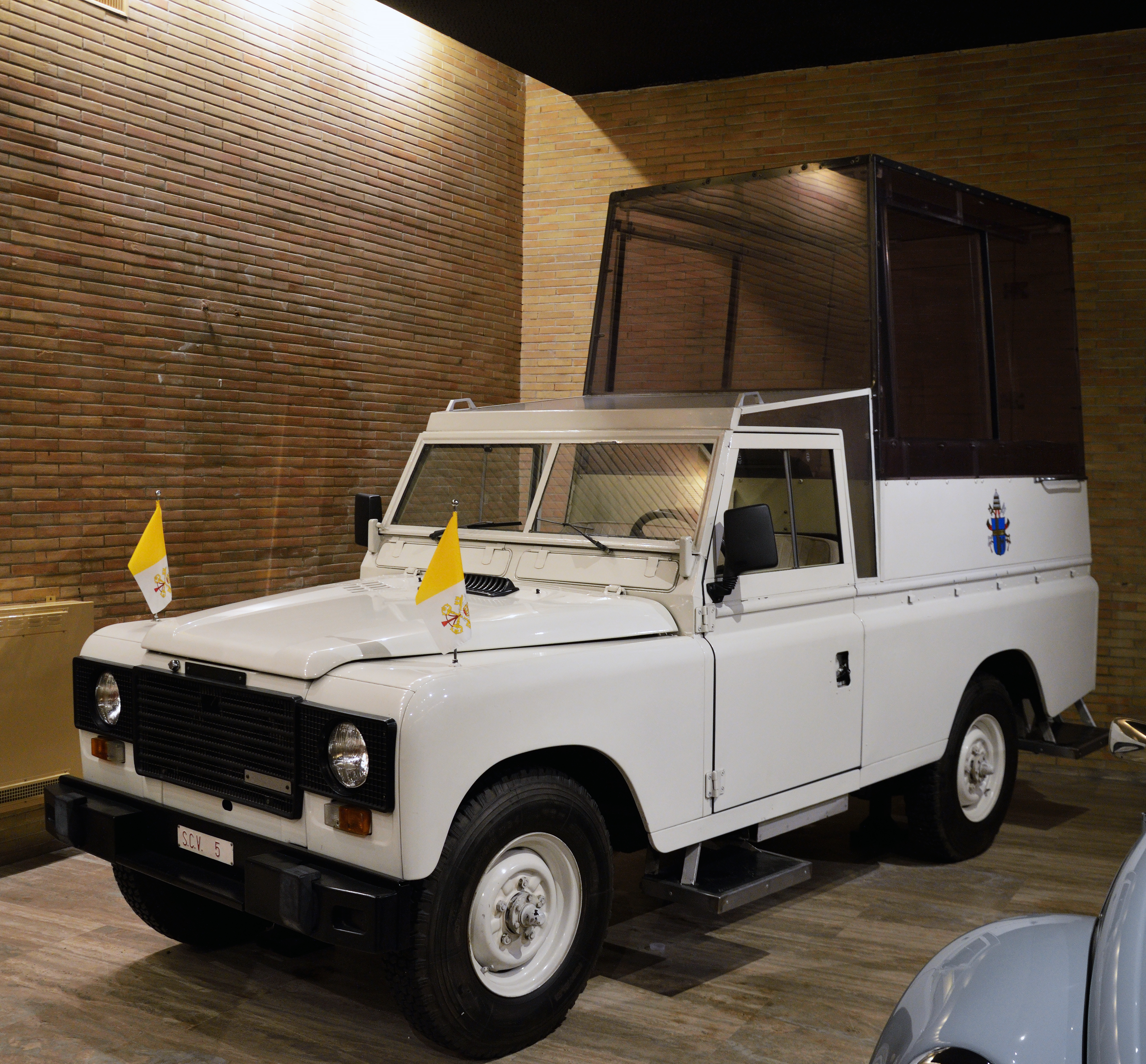 Папамобиле. Land Rover Santana. Land Rover Santana (1977). Ленд Ровер Сантана 1977. Range Rover папамобиль.