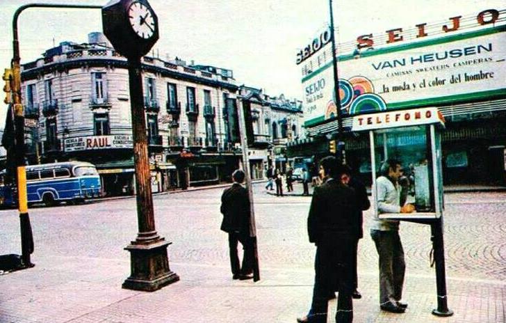 File:Reloj y telefono publico en caseros y la rioja buenos aires.jpg