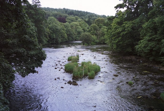 File:River Clyde above Crossford - geograph.org.uk - 1415045.jpg