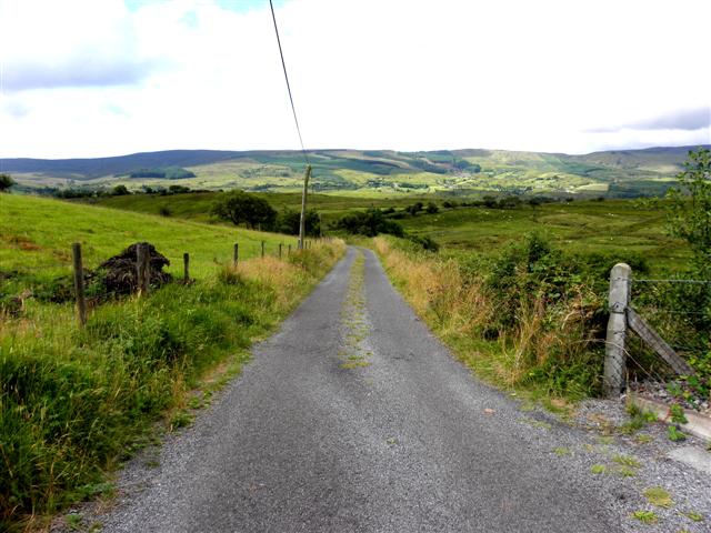 File:Road at Tullyminister (geograph 3585989).jpg