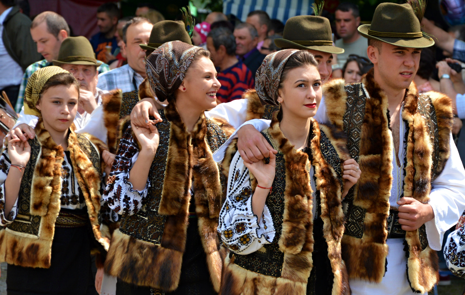 File:Romanian teens in traditional clothes are dancing.jpg - Wikipedia