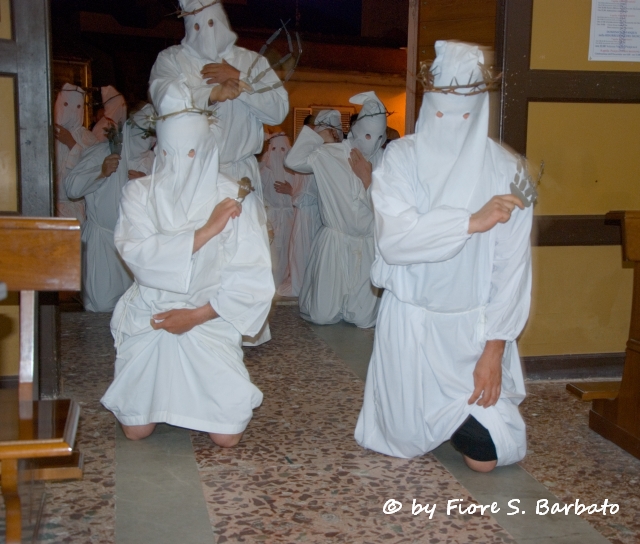 File:San Lorenzo Maggiore - Processione del Venerdì Santo - battenti 23.jpg