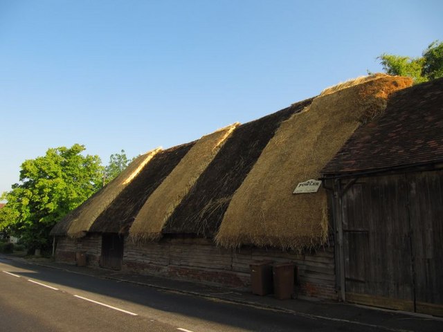 File:Thatching a barn - geograph.org.uk - 1359169.jpg