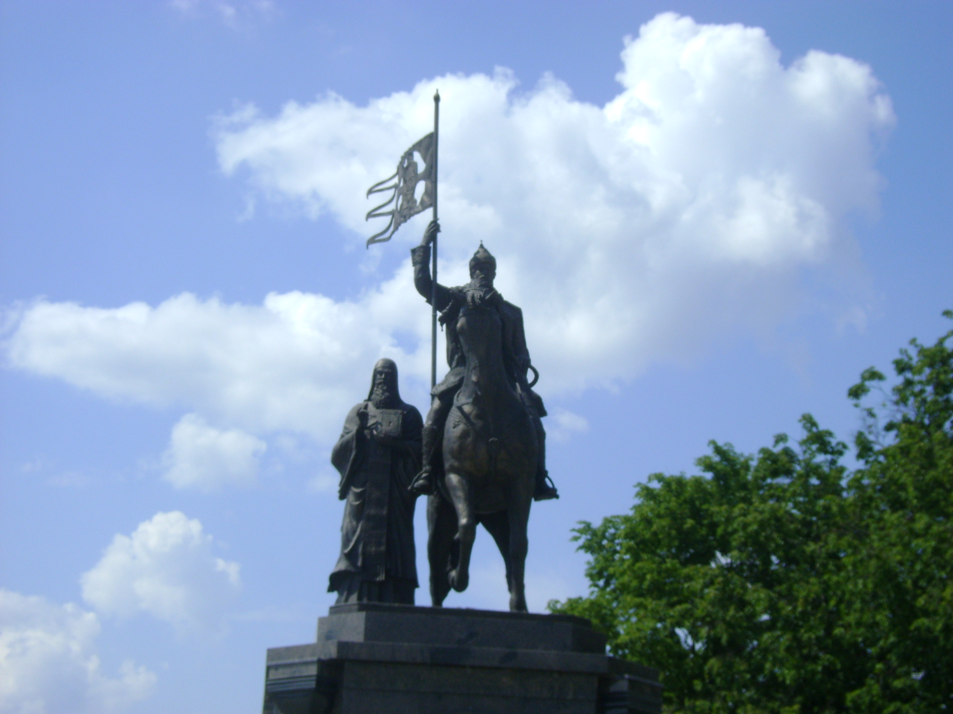 Памятник 1 метр. Памятник Владимиру Мономаху в Москве. Памятник Владимиру красное солнышко в Москве. Памятник Владимиру Мономаху во Владимире. Памятник Владимиру Мономаху в Смоленске.