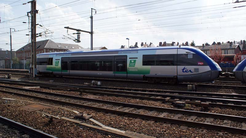 File:X73609 au départ de la gare d'Amiens.JPG