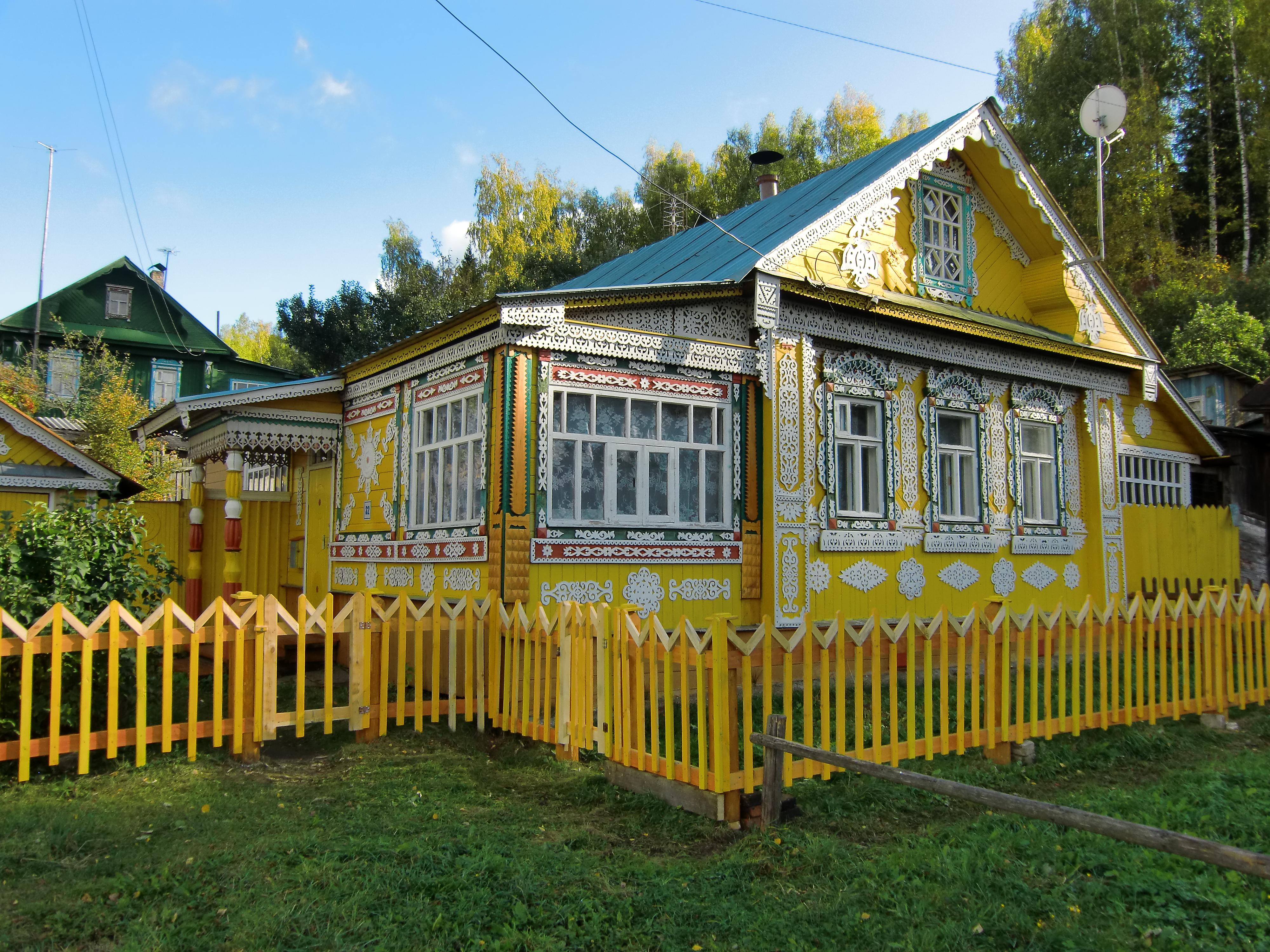 Русский частный в деревне. Резной Палисад и дом в деревне. Русская деревня палисадники. Деревенский дом Плес. Деревенский деревянный дом.