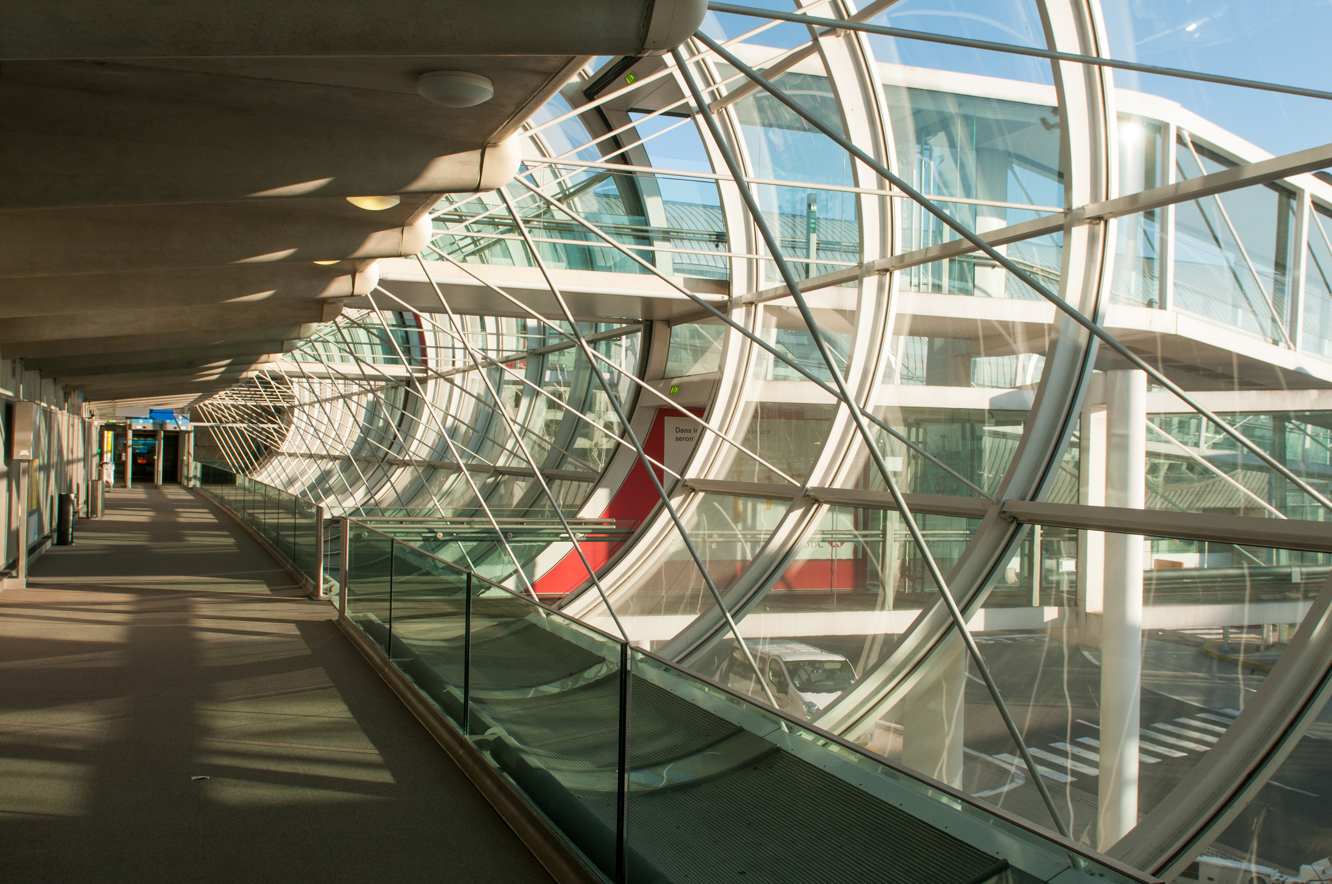 Аэропорт парижа. Paris-Charles de Gaulle Airport, Париж, Франция. Аэропорт Парижа Берлин. Круглый аэропорт в Париже. Памятник Шарлю де Голлю в аэропорту.